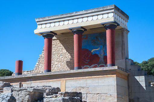 Pałac w Konssos. Odrestaurowane wejście północne z freskiem przedstawiającym szarżującego byka.